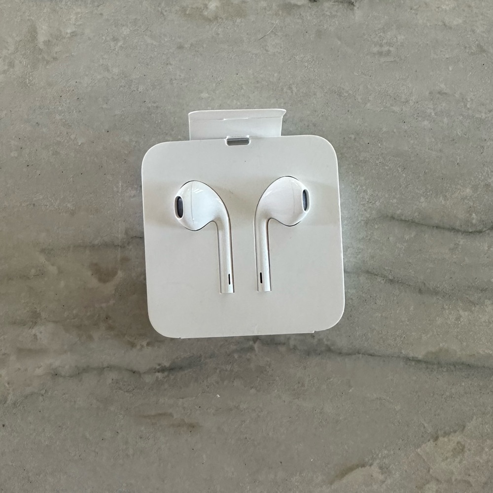 Apple wired headphones with volume controls + microphone